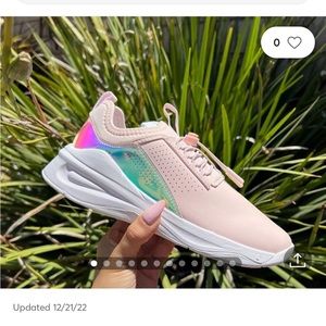 Clove baby pink hologram shoes